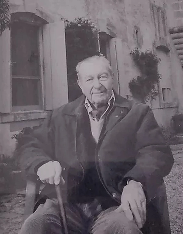 Portrait de "Bon Papa" au Château de Valcombe Portrait de "Bon Papa" au Château de Valcombe, représentant l'héritage et la tradition viticole de la famille Ricome.