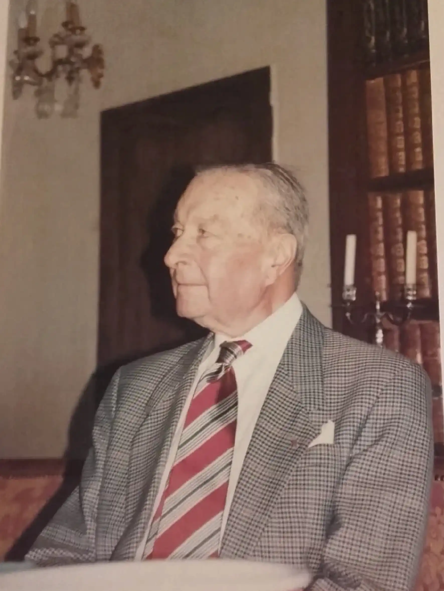 Portrait de Charles Ricome – Château de Valcombe Portrait de Charles Ricome, viticulteur du Château de Valcombe, engagé dans la production de vins de qualité.